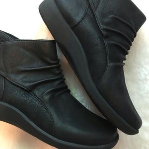 Brand New Clarks “Cloudsteppers” size 7
